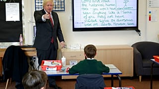 İngiltere Başbakanı Boris Johnson Bovingdon İlköğretim Okulu'nu ziyaret ederken.