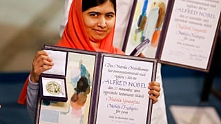 Malala Yousafzai Nobel Barış Ödülü ile poz verirken