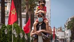 مواطن مغربي بضع كمامة