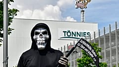 PETA-Aktivist vor Tönnies in Rheda-Wiedenbrueck