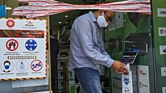 رجل يلبس كمامة في متجر إلكترونيات في الدار البيضاء 