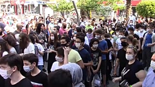 Bir sınav merkezi önündeki kalabalık