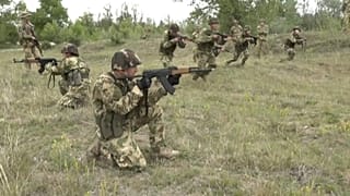 Desempregados da Covid-19 alistam-se no Exército húngaro