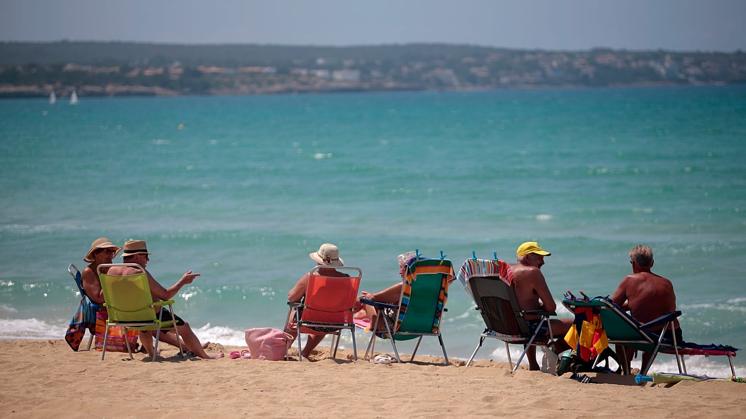 Des touristes sur une plage espagnole