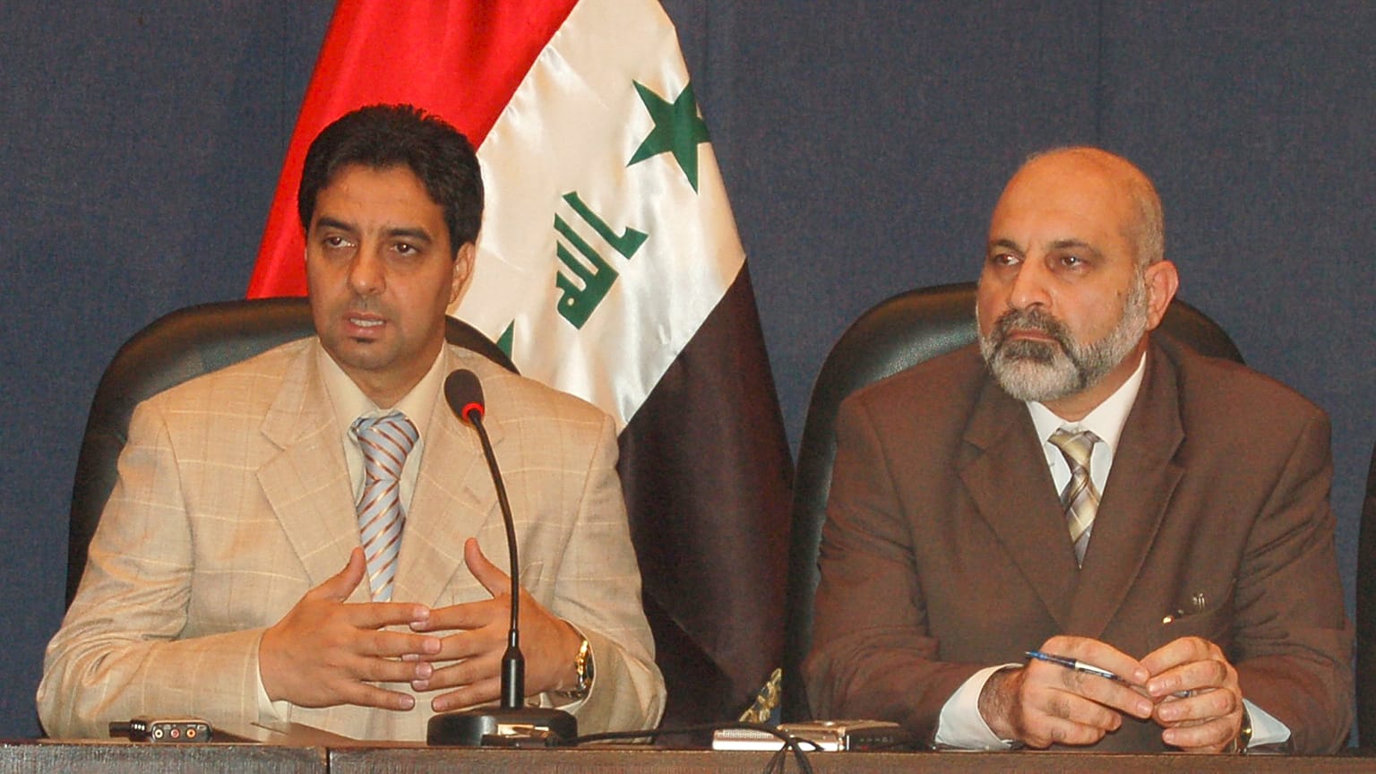 أحمد راضي إلى يسار الصورة 