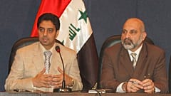 أحمد راضي إلى يسار الصورة 