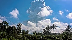 Rauch über Vulkan Merapi