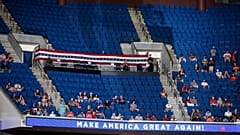 Trollok miatt beszélt félig üres sportcsarnokban Trump