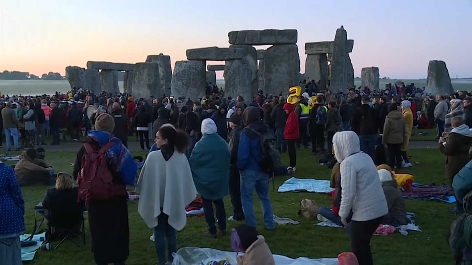Solitaria y virtual bienvenida al solsticio de verano en Stonehenge