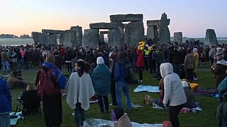 Solitaria y virtual bienvenida al solsticio de verano en Stonehenge