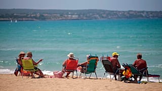 Τουρίστες και ντόπιοι απολαμβάνουν τον ήλιο και την θάλασσα