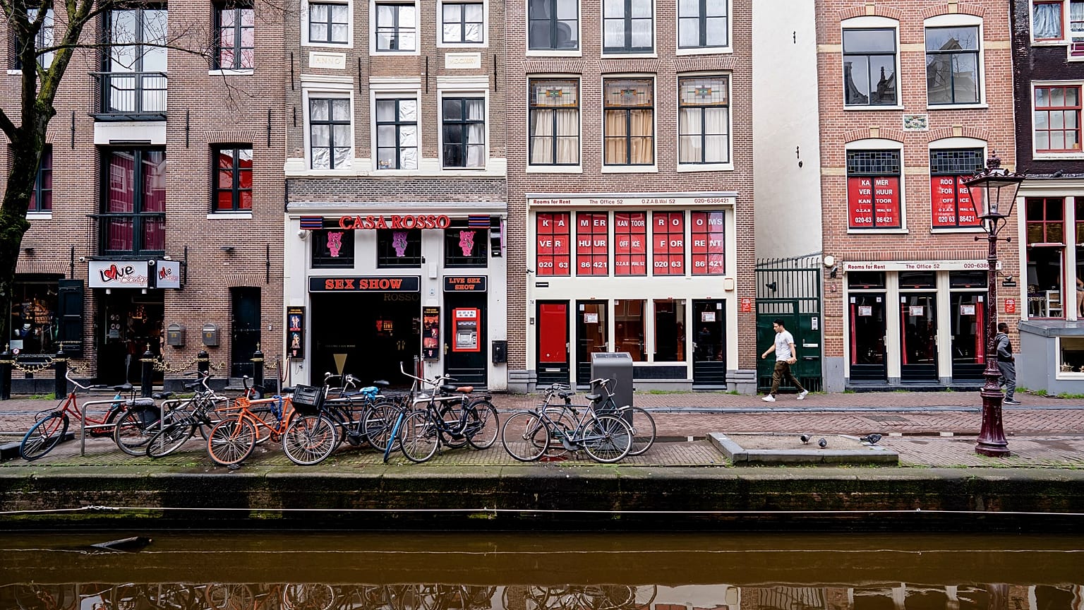 Una strada del quartiere a luci rosse di Amsterdam