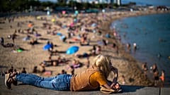 França reabre escolas e cinemas