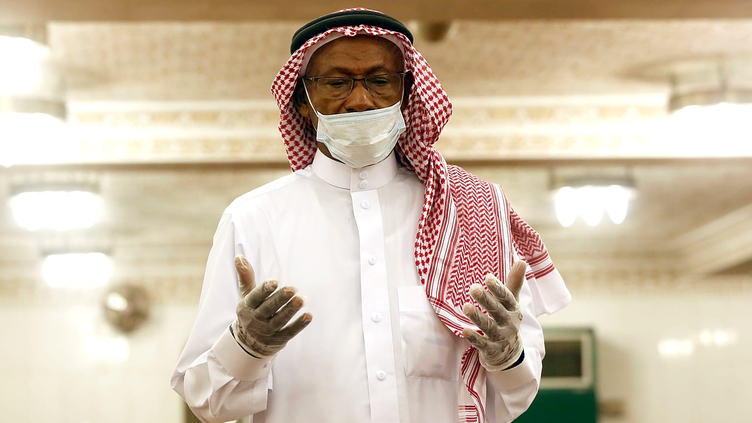 شخص يرتدي كمامة وقفزات أثناء الصلاة في أحد مساجد جدة