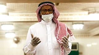 شخص يرتدي كمامة وقفزات أثناء الصلاة في أحد مساجد جدة