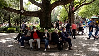 Ankara Kuğulu Park'ta maskeyle oturanlar