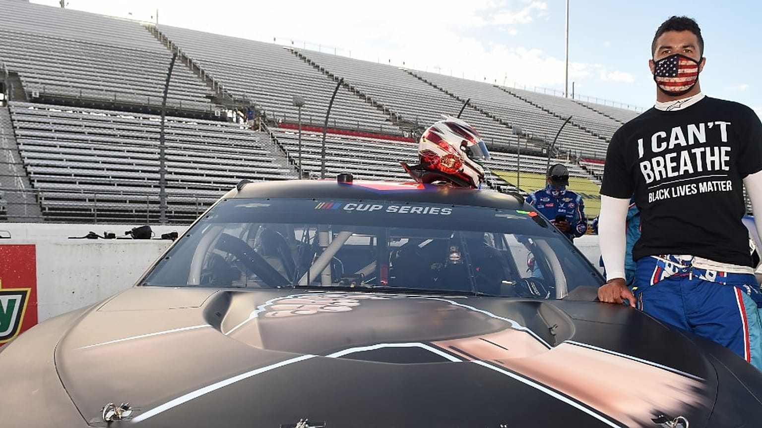 Bubba Wallace s'affiche avec un t-shirt "I can't breathe" sur le circuit de Martinsville, en Virginie, le 10 juin 2020