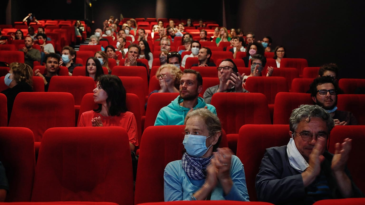 Les spectateurs applaudissent avant la projection du film "Les Parfums", le 21 juin 2020 à Paris,