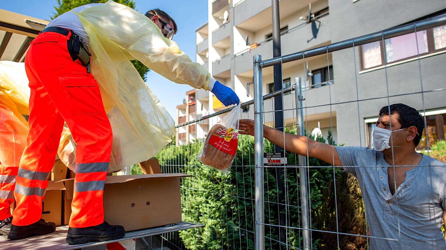 Helfer des Roten Kreuz verteilen Brot in Verl (NRW) nach dem Coronavirus-Ausbruch bei Tönnies