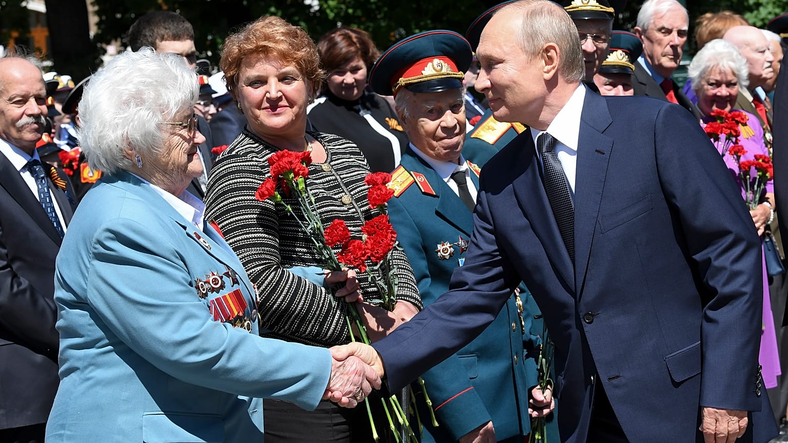 Владимир Путин приветствует ветеранов