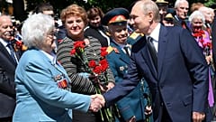 Владимир Путин приветствует ветеранов