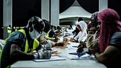 Migrantes nigerianos se registran después de regresar a Lagos desde Libia en febrero de 2020. 