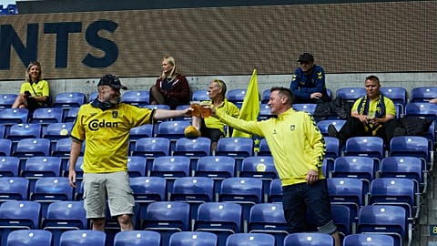 Genau zwei Armlängen Abstand: Fußball fast normal