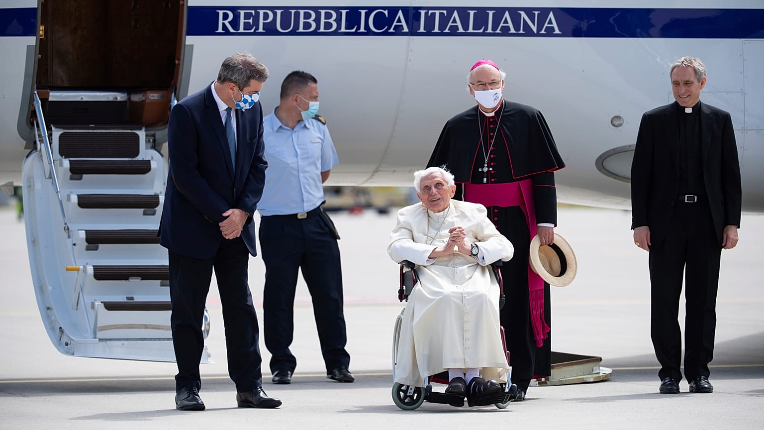 Emeritierter Papst Benedikt mit dem bayerischen Ministerpräsidenten Markus Söder am Flughafen München