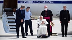 Emeritierter Papst Benedikt mit dem bayerischen Ministerpräsidenten Markus Söder am Flughafen München