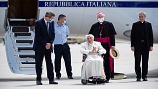 Emeritierter Papst Benedikt mit dem bayerischen Ministerpräsidenten Markus Söder am Flughafen München