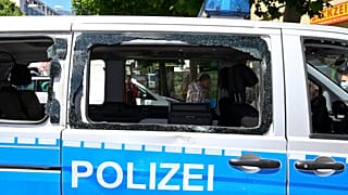 Demoliertes Polizeiauto in Stuttgart