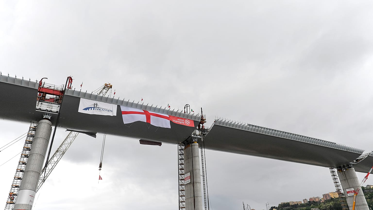 Una fase della costruzione del ponte 