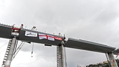 Primeira viatura atravessa nova ponte de Génova