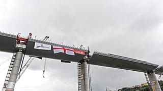 Primeira viatura atravessa nova ponte de Génova