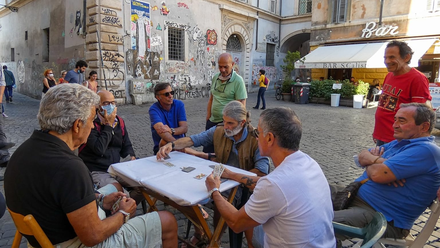 Una partita a carte nel rione romano di Trastevere