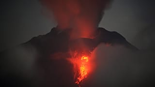 Endonezya'nın Sumatra Adası'ndaki Sinabung Dağı