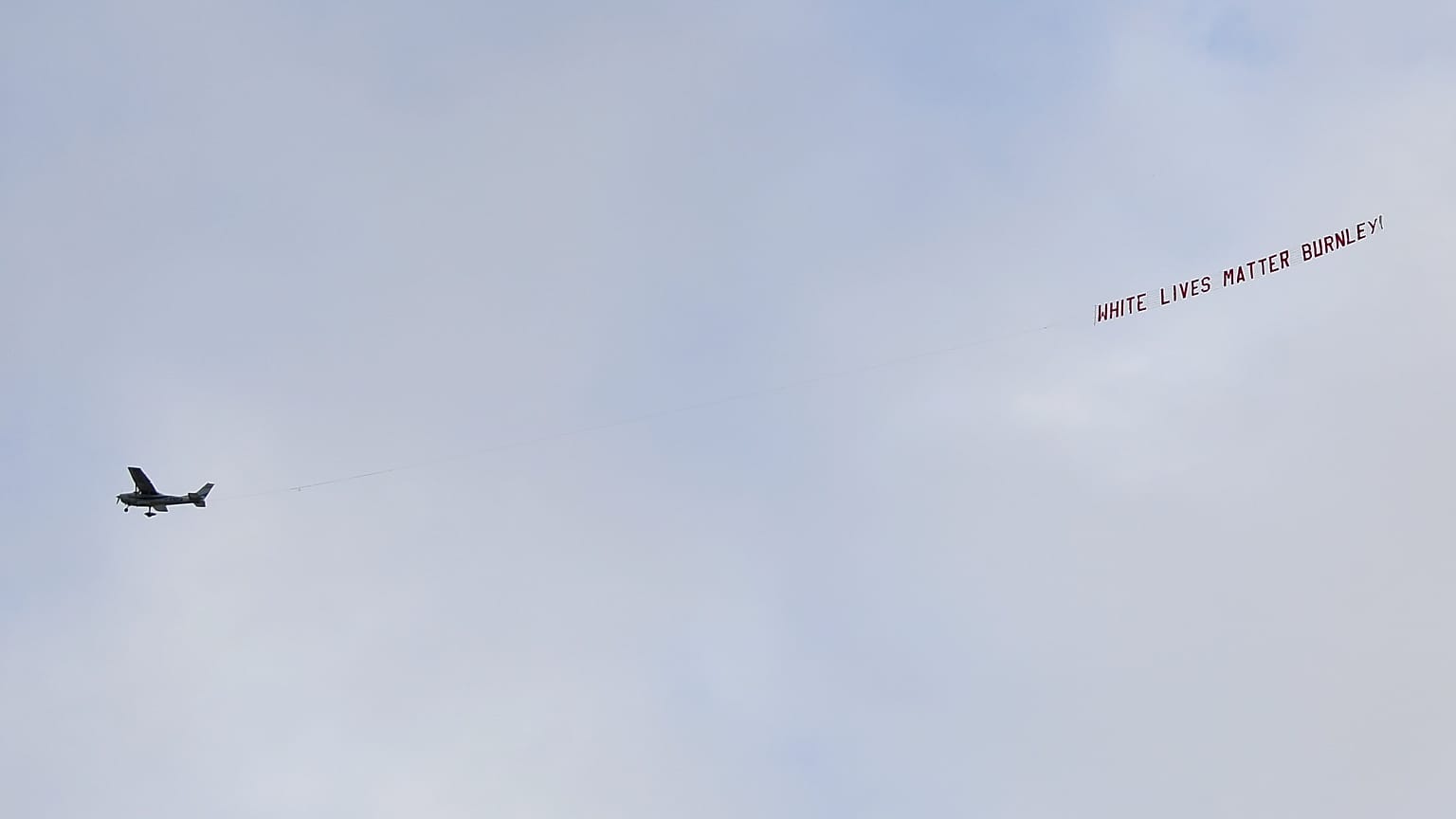 Banderole polémique déployée dans le ciel de Manchester (Grande-Bretagne), le 22/06/2020
