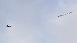 Banderole polémique déployée dans le ciel de Manchester (Grande-Bretagne), le 22/06/2020