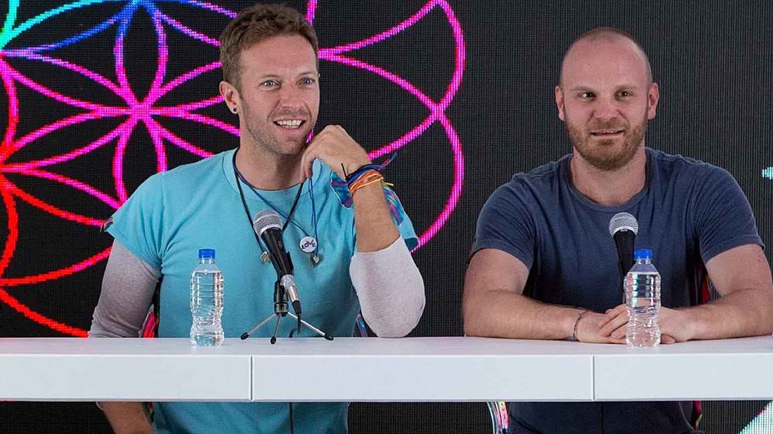 Chris Martin, y Will Champion, participan en una conferencia de prensa en el Foro Sol de la Ciudad de México, el 15 de abril de 2016.