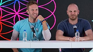 Chris Martin, y Will Champion, participan en una conferencia de prensa en el Foro Sol de la Ciudad de México, el 15 de abril de 2016.