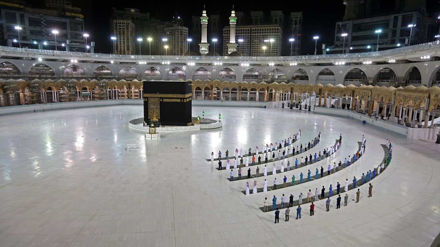 وزير الحج السعودي يقول إن بلاده ستسمح لنحو ألف شخص بأداء الحج هذا العام