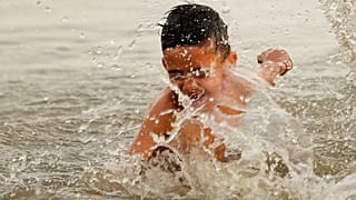 bambino in acqua