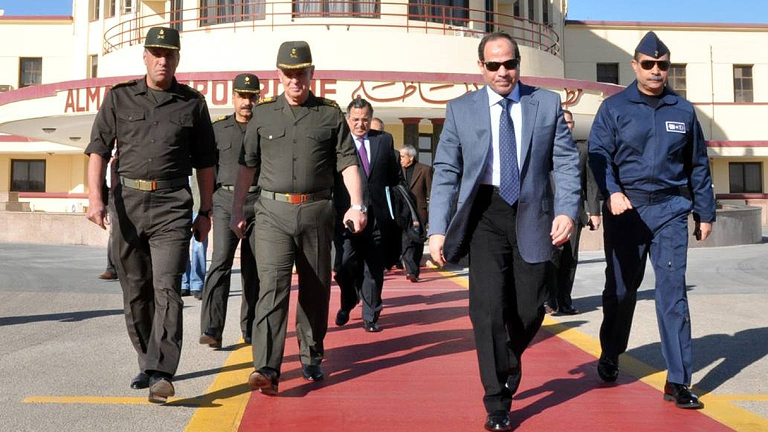 الرئيس المصري عبد الفتاح السيسي بين قيادات عسكرية مصرية