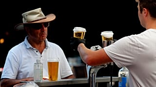 Pubs e restaurantes vão reabrir em Inglaterra