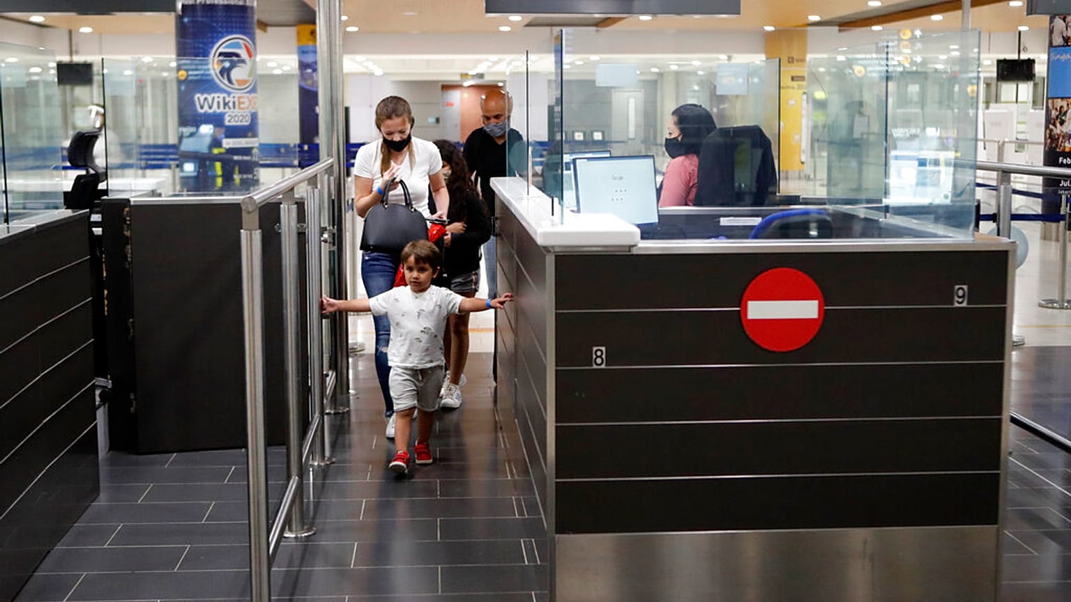 Έλεγχος διαβατηρίων στο αεροδρόμιο της Λάρνακας