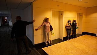 Les gens se serrent contre un mur lors d'un tremblement de terre de à Mexico, le mardi 23 juin 2020.