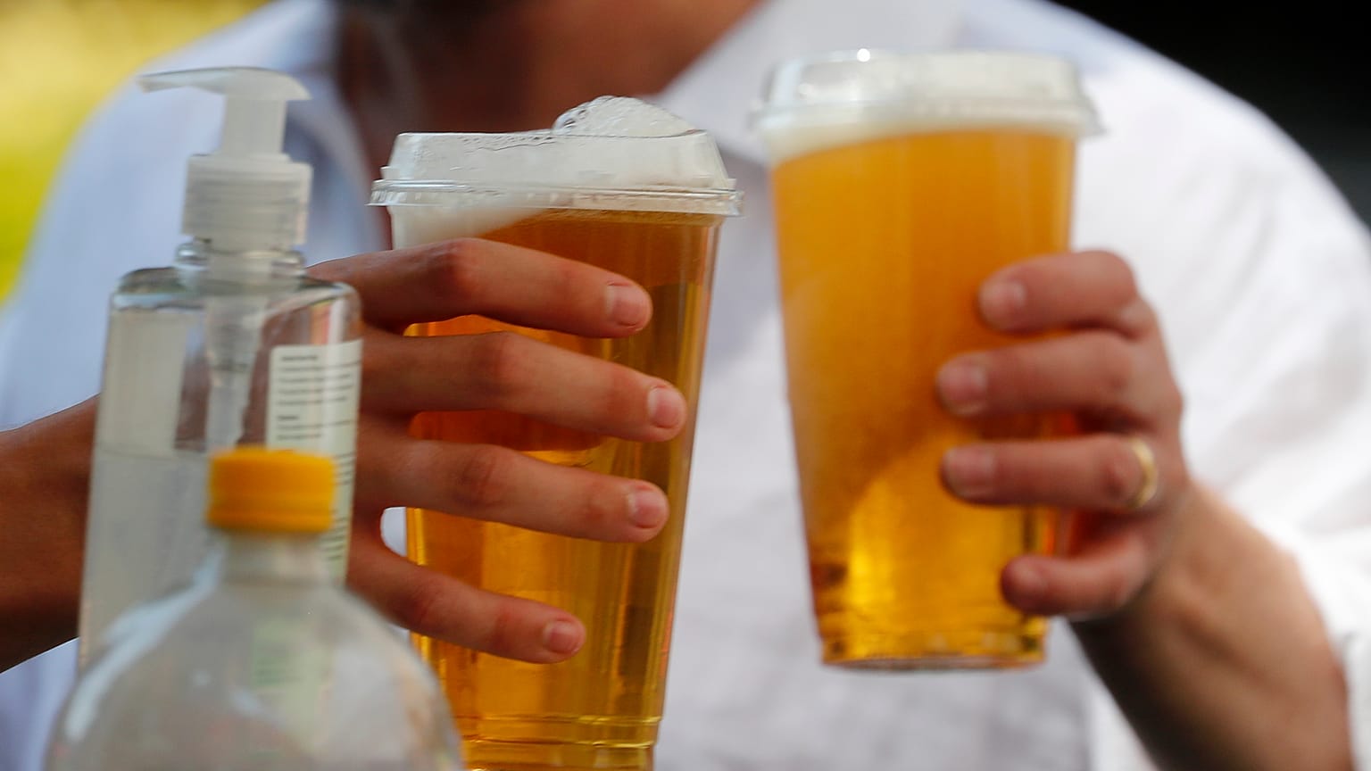 Inglaterra: apertura de pubs y reducción de la distancia a un metro en  julio
