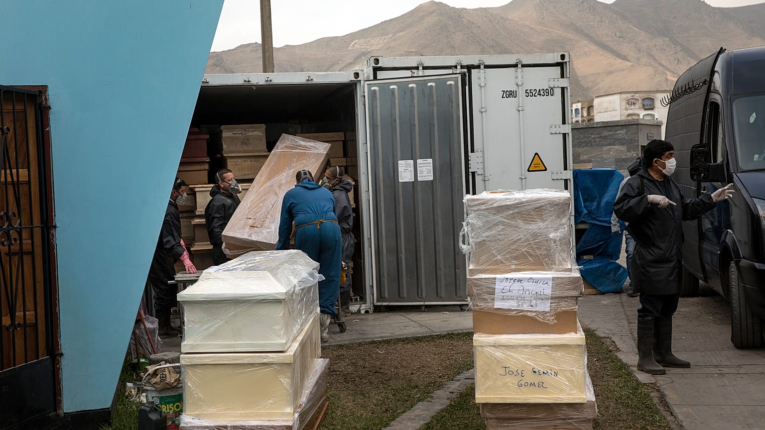 Des employés des pompes funèbres amènent des cercueils au cimetière El Angel, à Lima - capitale du Pérou -, le 23 juin 2020