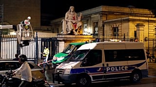 Fransa'da köleliği yasalaştıran siyasetçinin heykeline saldırı