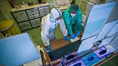 A koronavírussal fertőzött betegek fogadására kialakított osztály a fővárosi Szent János Kórházban